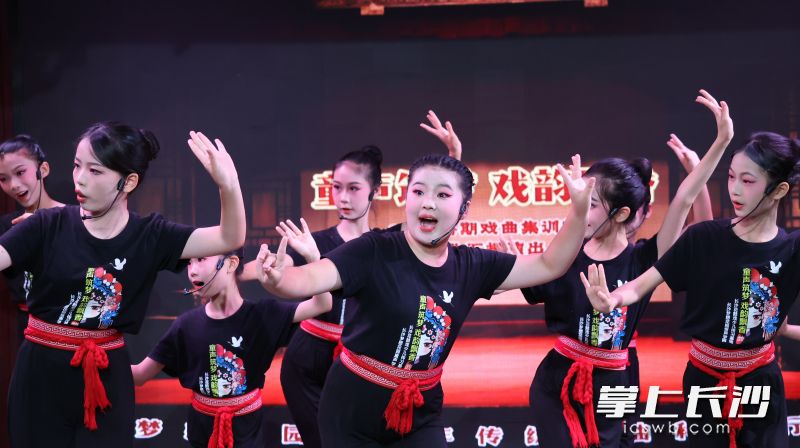 “童声筑梦 戏韵飘香”暑期戏曲集训营结业汇报专场演出精彩纷呈。