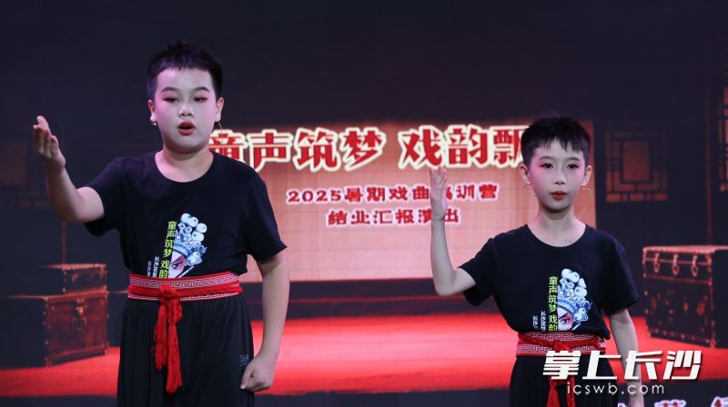 两个小男孩自信满满地表演。
