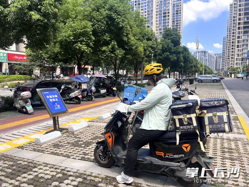 小区的主要出入口划出2片骑手专用停车位，方便骑手停车送餐。 均为长沙晚报全媒体记者刘俊摄