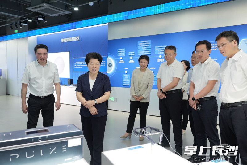 7月10日，省委常委、市委书记吴桂英在马栏山视频文创产业园调研，走进马栏山文化和科技融合展厅。