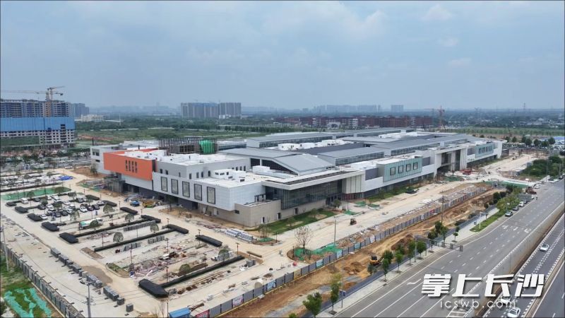 长沙杉杉奥特莱斯广场项目总进度已达96%，招商签约率超95%，品牌已全面启动进场装修，计划2025年9月开业。均为项目方供图