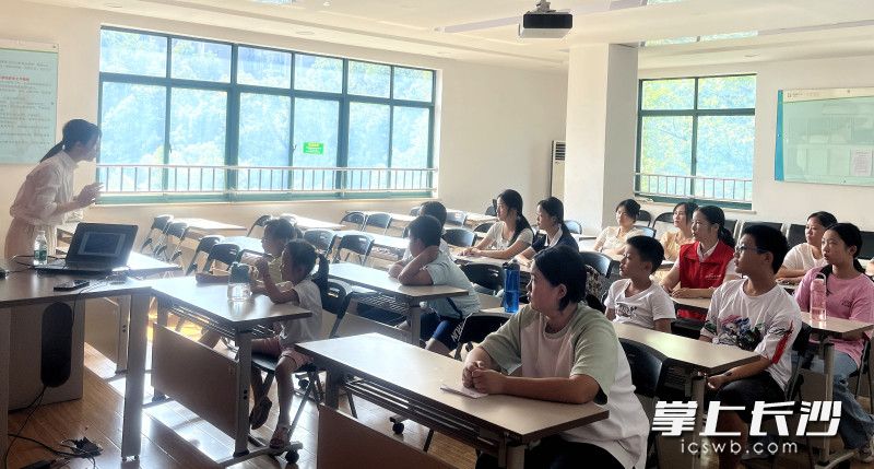 西湖社区开展“西仔陪你过暑假”之“平安一夏”青少年安全知识宣传活动。 均为通讯员供图 西湖社区开展“西仔陪你过暑假”之“平安一夏”青少年安全知识宣传活动。 均为通讯员供图