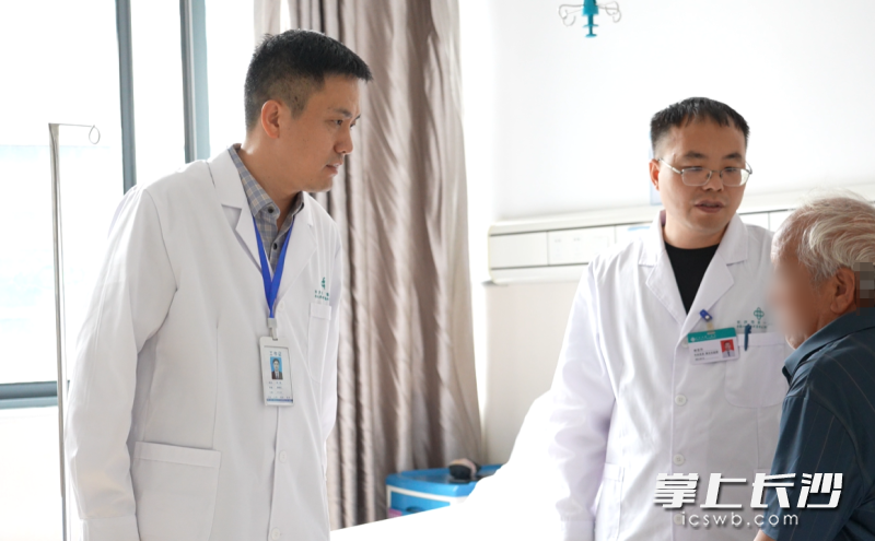 长沙市第一医院派驻毕节市第二人民医院挂职副院长肖峻（左一）、副主任医师林东升（中）在毕节市第二人民医院病房查看病人。受访者供图
