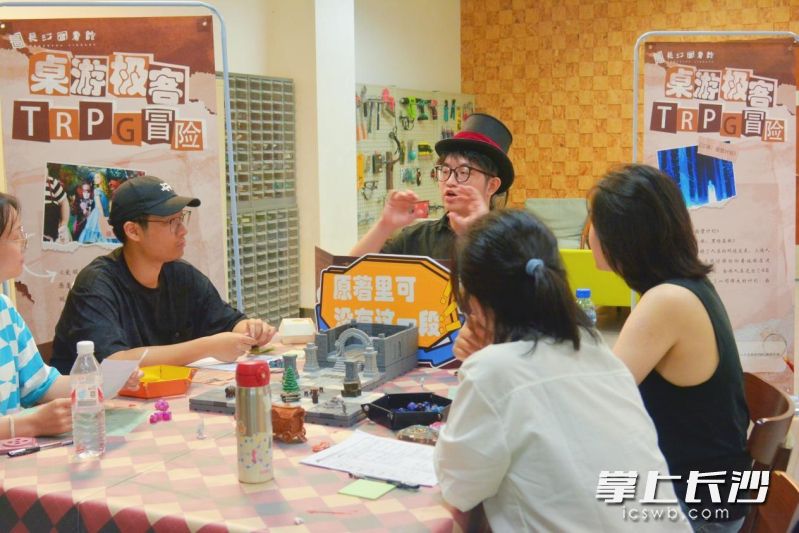 青年读者正在长沙图书馆新三角创客空间体验TRPG沉浸式阅读。