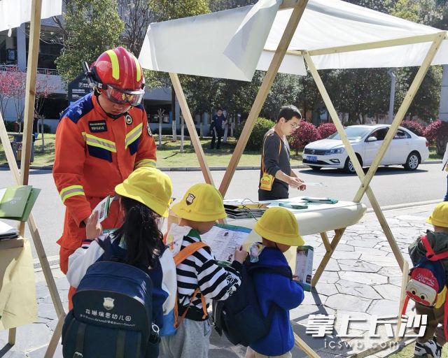 救援队伍成立宣传小分队，把森林防火“安全课”送到居民手中。