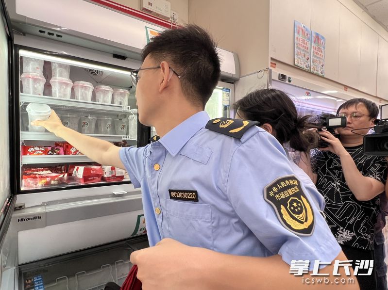 长沙市市场监管局工作人员对便利店销售的冰杯进行检查。 均为长沙晚报全媒体记者周辉霞摄