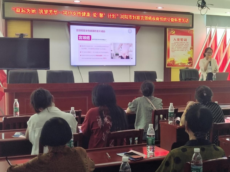 群众认真聆听相关知识。