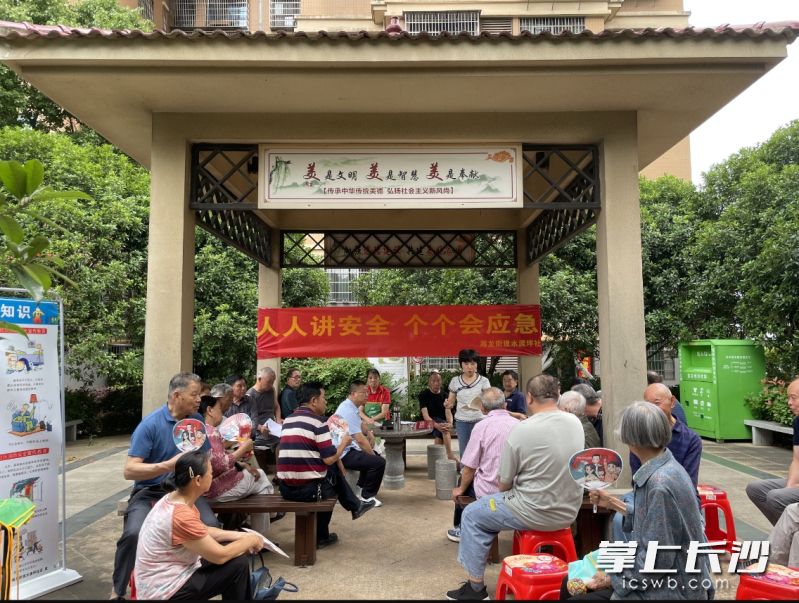 水渡家园小区党支部书记在凉亭为居民宣讲安全知识。