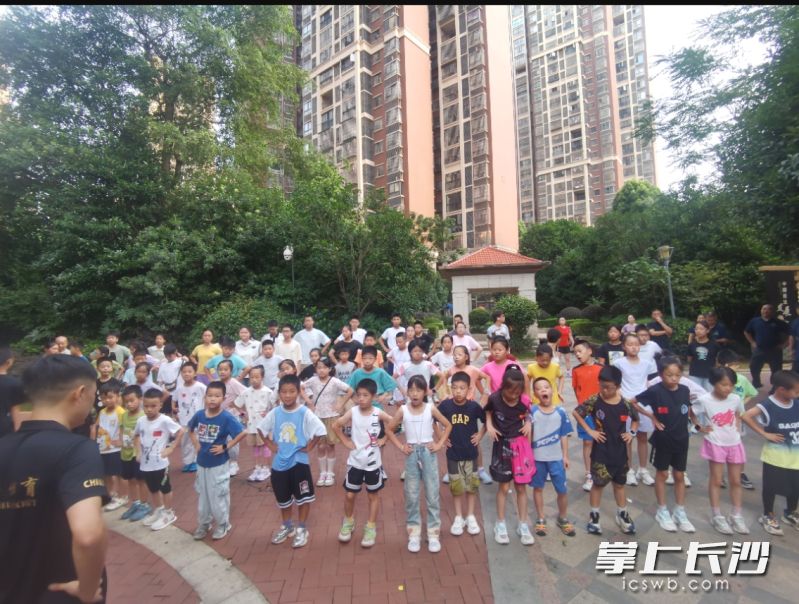 山水湾小区公益跑团热闹开跑，湘滨社区党总支牵头，热心家长、公益商家共同参与。