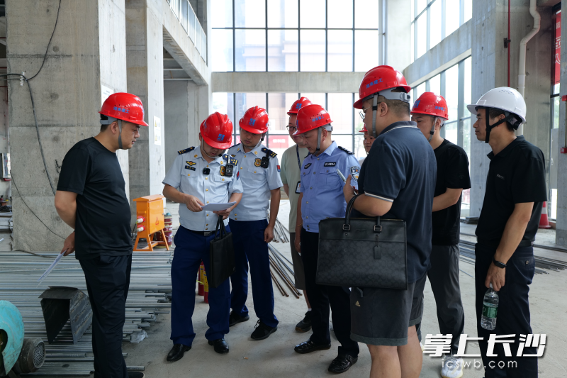 联合执法组在在建工地进行动火作业隐患排查。 长沙晚报通讯员 寻艳 摄　