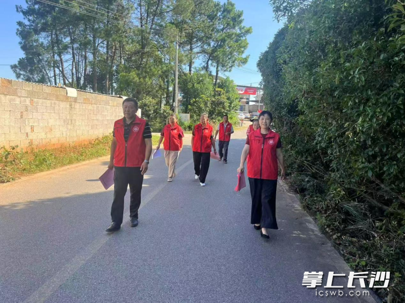 “五老红”志愿者们为保障农民土地承包权益、推动农业可持续发展贡献“银发”力量。 通讯员供图