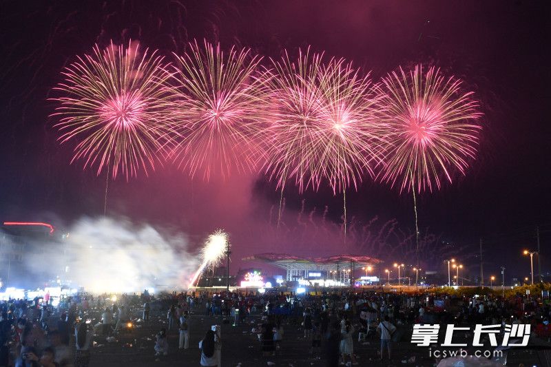 今晚，“焰遇浏阳河・仲夏花火夜”在浏阳天空剧院璀璨启幕。 均为长沙晚报全媒体记者王志伟摄