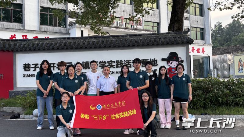 社会实践活动让大学生们受教育、长才干、作贡献。 社会实践活动让大学生们受教育、长才干、作贡献。