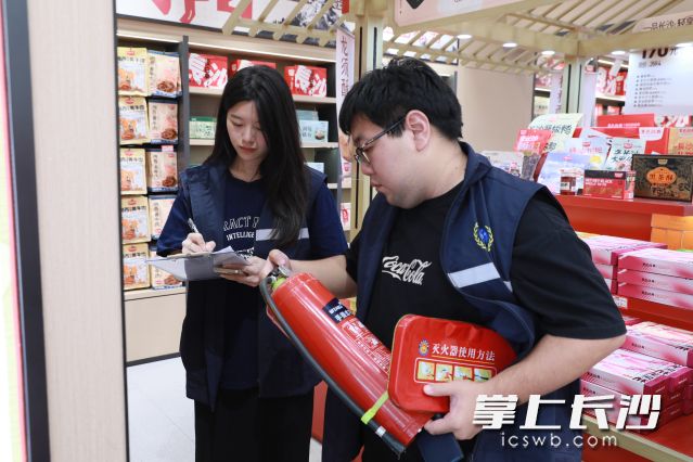 通泰街街道餐饮门店、酒店旅馆等业态集中,工作人员正在扫楼排查。 通泰街街道餐饮门店、酒店旅馆等业态集中,工作人员正在扫楼排查。