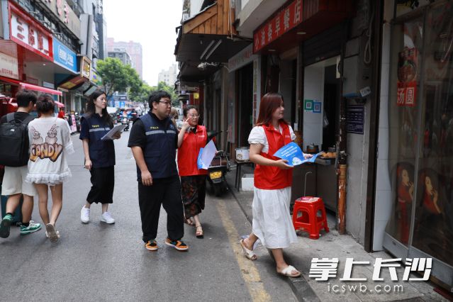 街道在扫楼排查过程中,同时现场宣传火灾警示、疏散逃生等内容。 街道在扫楼排查过程中,同时现场宣传火灾警示、疏散逃生等内容。