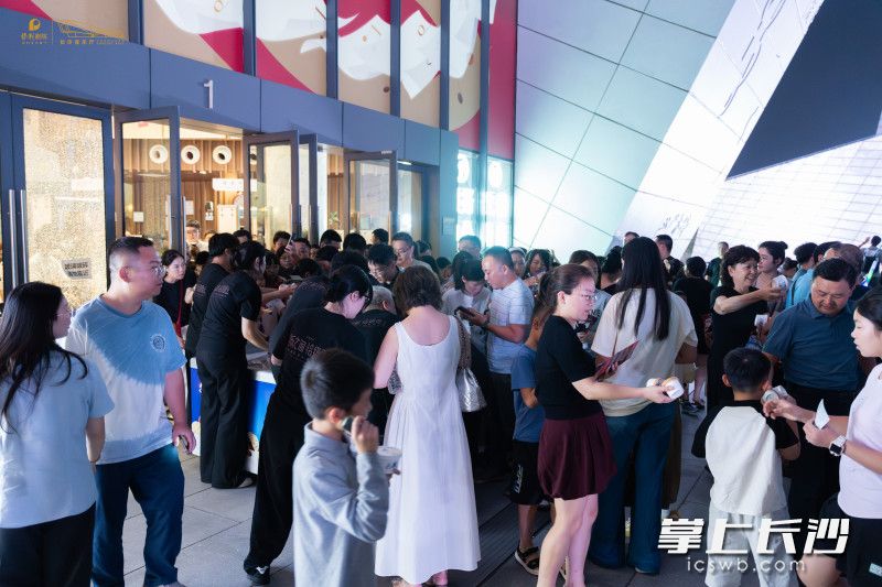 演出后甜蜜八喜冰淇淋相赠，让每一次艺术邂逅都充满惊喜与温馨。均为通讯员 供图