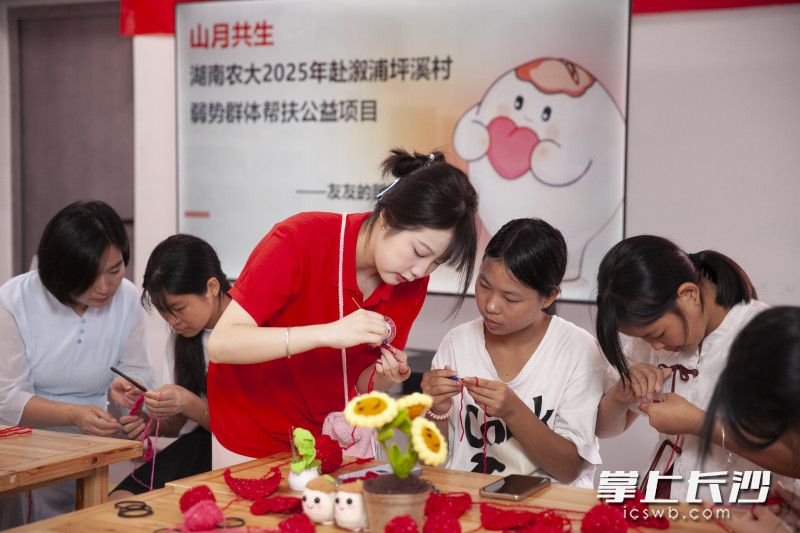 志愿团队指导大家将非遗瑶绣与现代编织结合,开发出杯垫、玩偶、背包等系列产品。 志愿团队指导大家将非遗瑶绣与现代编织结合,开发出杯垫、玩偶、背包等系列产品。