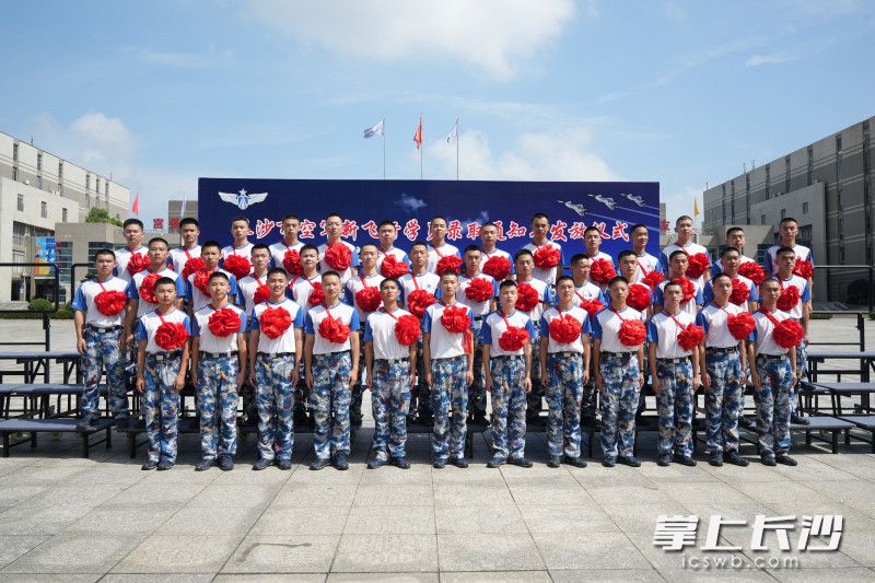周南中学今年出飞率再创新高，一举夺魁，为空军航空大学输送了40名空军飞行学员。