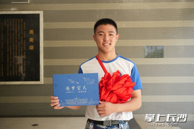 王宣登希望通过自己的努力向更高目标冲刺，成为像偶像杨利伟一样的航天员。