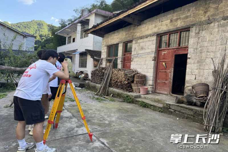学生们向村民普及房屋维护与安全使用知识，引导村民提高用房安全意识，实现对自建房结构隐患的早发现、早干预。