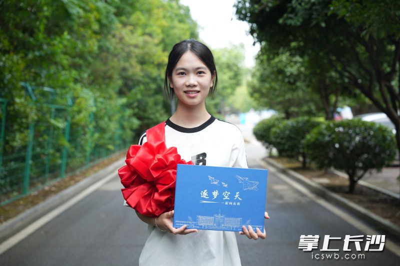 来自明德雨花中学的王瑞同学，成为新时期长沙首位女飞行学员。