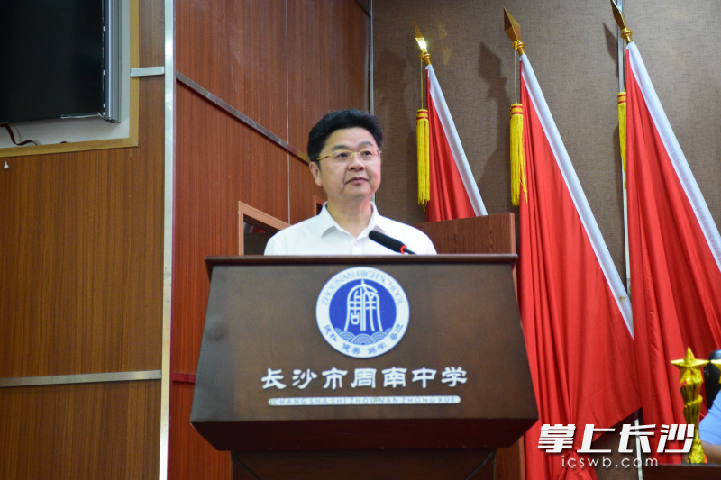 周南中学党委副书记、校长陈新春激励学员们以热血为墨绘蓝天画卷。