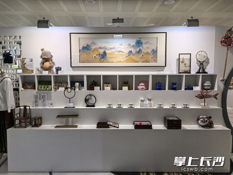 湖南省湘绣研究所有限公司的湘绣《江山祥鹤》。