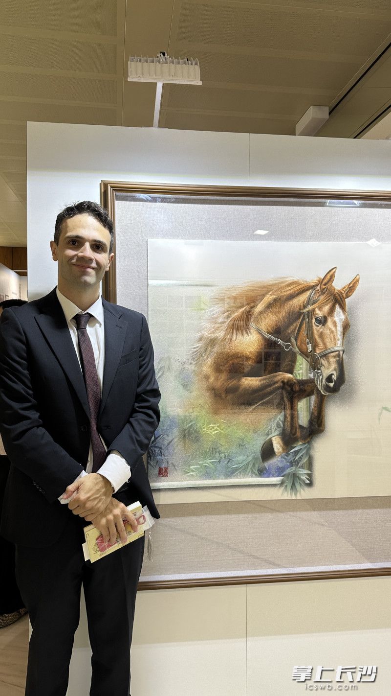 湖南省湘绣研究所有限公司的3D立体绣作品《锐不可当》以骏马奔腾为创作主题。