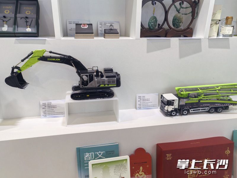 中联重科股份有限公司的泵车模型和挖掘机模型。