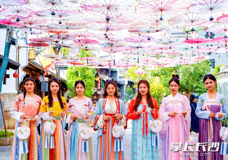 青年与古城的双向奔赴。 青年与古城的双向奔赴。