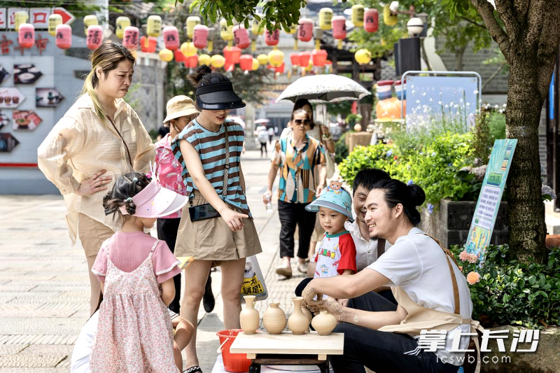 在长沙铜官窑国风乐园摆摊创业的青年人。 在长沙铜官窑国风乐园摆摊创业的青年人。