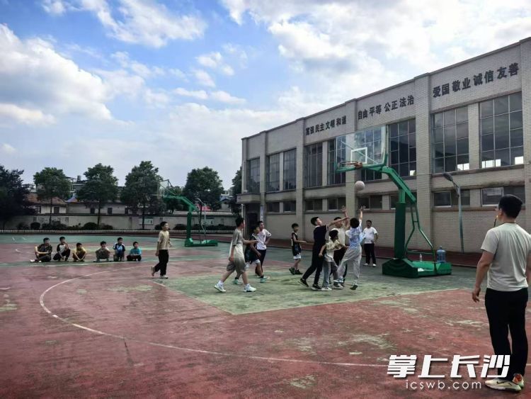 宁乡市部分公办学校体育场馆暑假免费开放，进一步丰富了市民的暑期文体生活。长沙晚报全媒体记者 张禹 通讯员 张宁凤摄影报道
