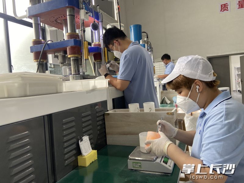 泽尔顿生产车间，员工正在有序生产。长沙晚报全媒体记者 周斌摄