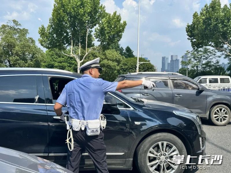 李生剑的警服背后都是汗水反复浸湿又晒干的痕迹。长沙晚报全媒体记者 张洋子 摄