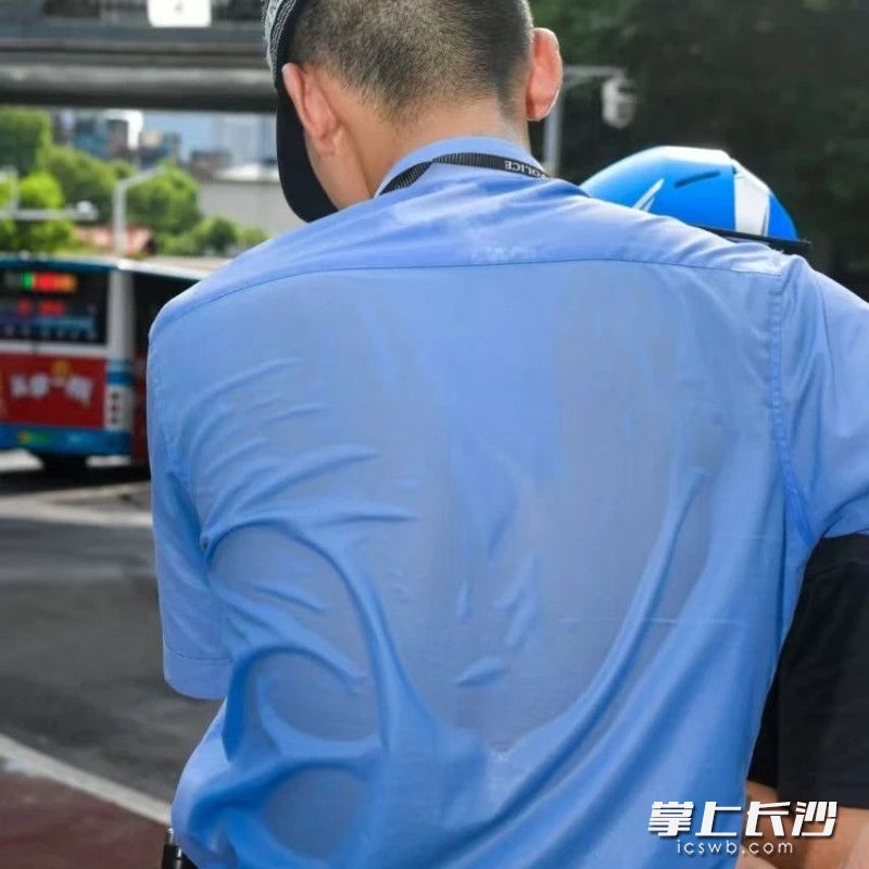 反复干反复湿的警服。