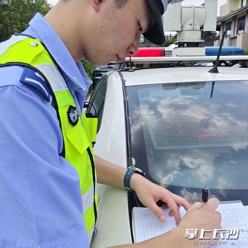 童义广的警服已经湿透。
