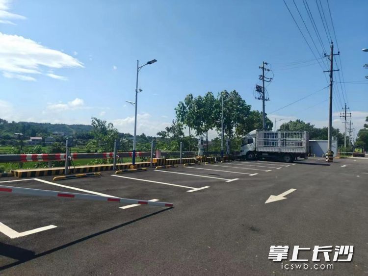 青山铺社区改造后的新能源充电站。杨源 摄