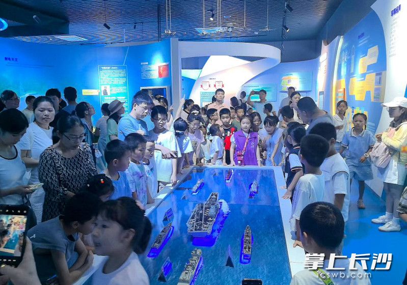孩子们在无线电科普馆探寻无线电波的奇妙世界。均为长沙晚报全媒体记者 贺文兵 摄