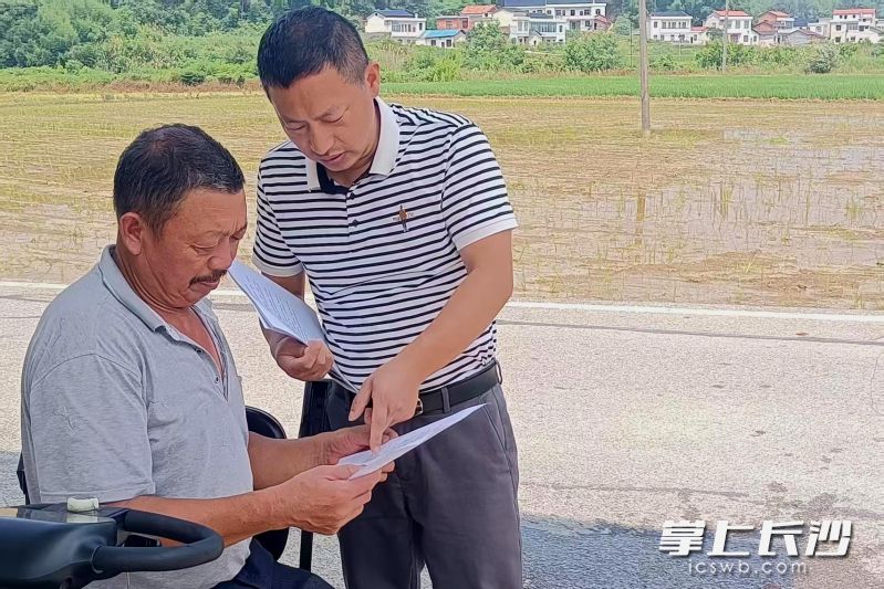 宁乡市老粮仓镇网格干部来到田间地头，向村民群众大力宣传秸秆禁烧相关政策知识。 长沙晚报全媒体记者 张禹 聂映荣 摄