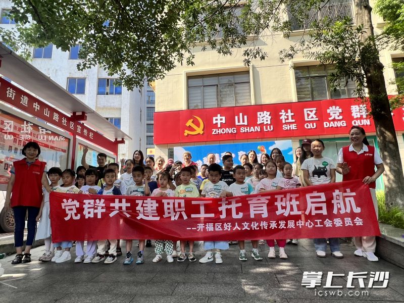 “白大褂”安心看病，“医二代”社区当家。 均为长沙晚报通讯员罗孟供图