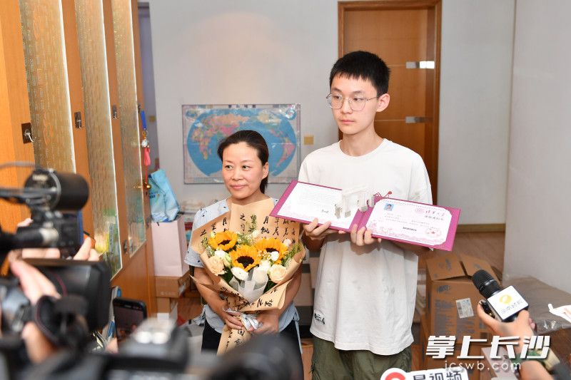 张乐天和妈妈。
