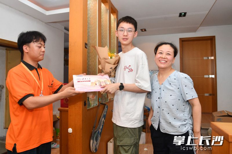 7月14日，湖南首封高考录取通知书送达。 均为长沙晚报全媒体记者王志伟摄