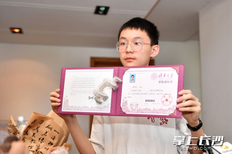 张乐天展示录取通知书。