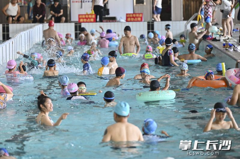 14日下午，在长沙县四海体育·贺龙体校恒温游泳馆，前来游泳的孩子络绎不绝。 长沙晚报全媒体记者 余劭劼 摄