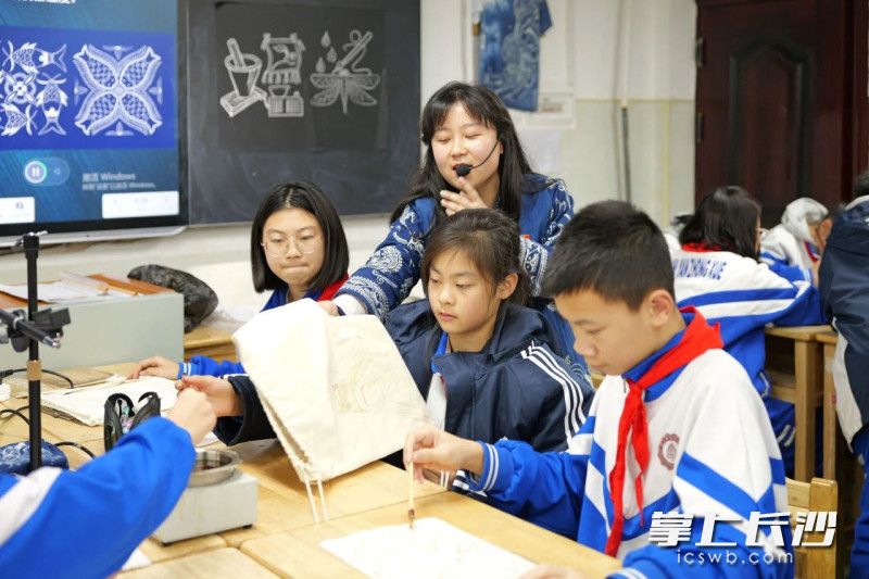 何方蓉指导学生制作蜡染。