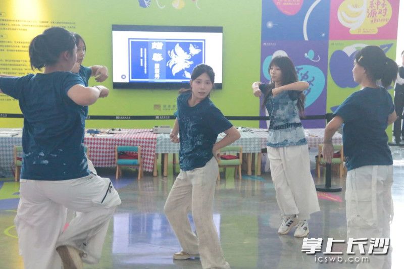 街舞社的学生身穿蜡染服装表演。
