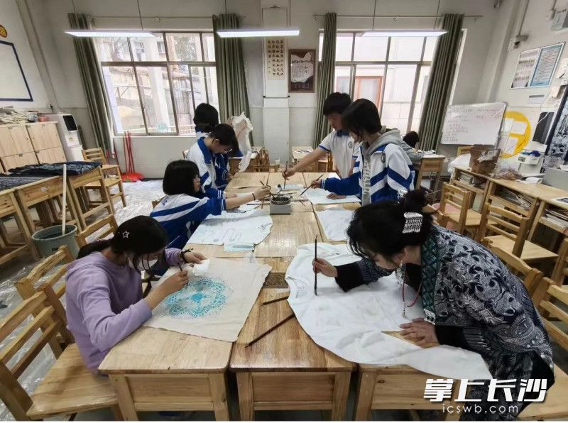 学生进行蜡染创作。