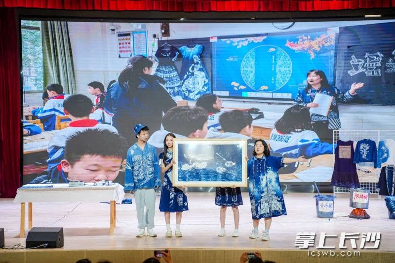 何方蓉和学生在长沙市第三届中小学“智慧星”特色课程教师素养大赛进行现场展示。