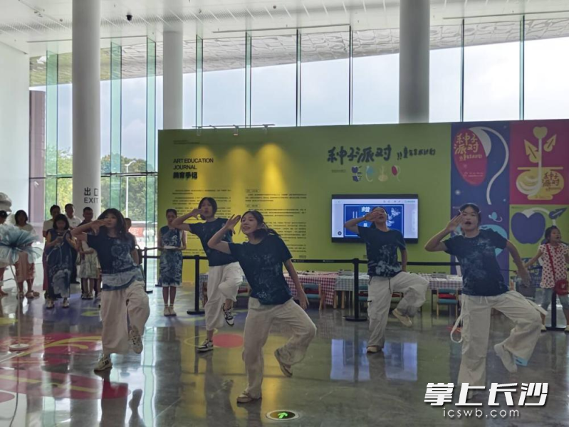 街舞社少年表演。 街舞社少年表演。