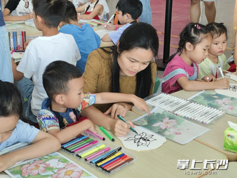 孩子们动手画荷花。 孩子们动手画荷花。
